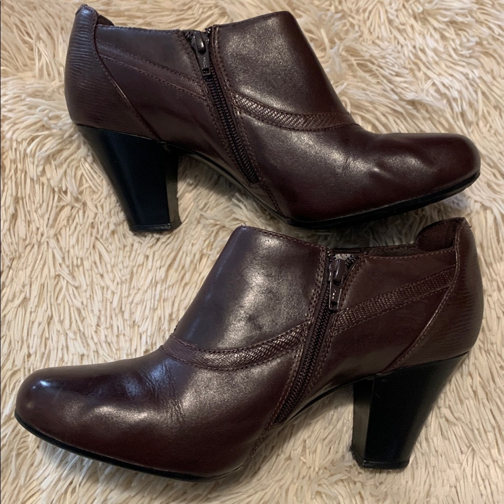 Clarks 9 WIDE Women's Dark Brown Ankle Booties EXCELLENT - Picture 4 of 7
